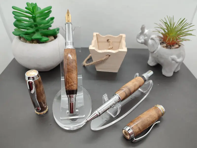 Parure stylos roller et plume en bois monture plaquée or.