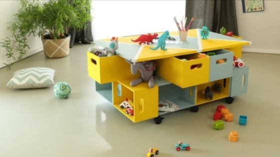 Table bureau jaune et verte DIY réalisée avec des boites Castorama pour Challangel