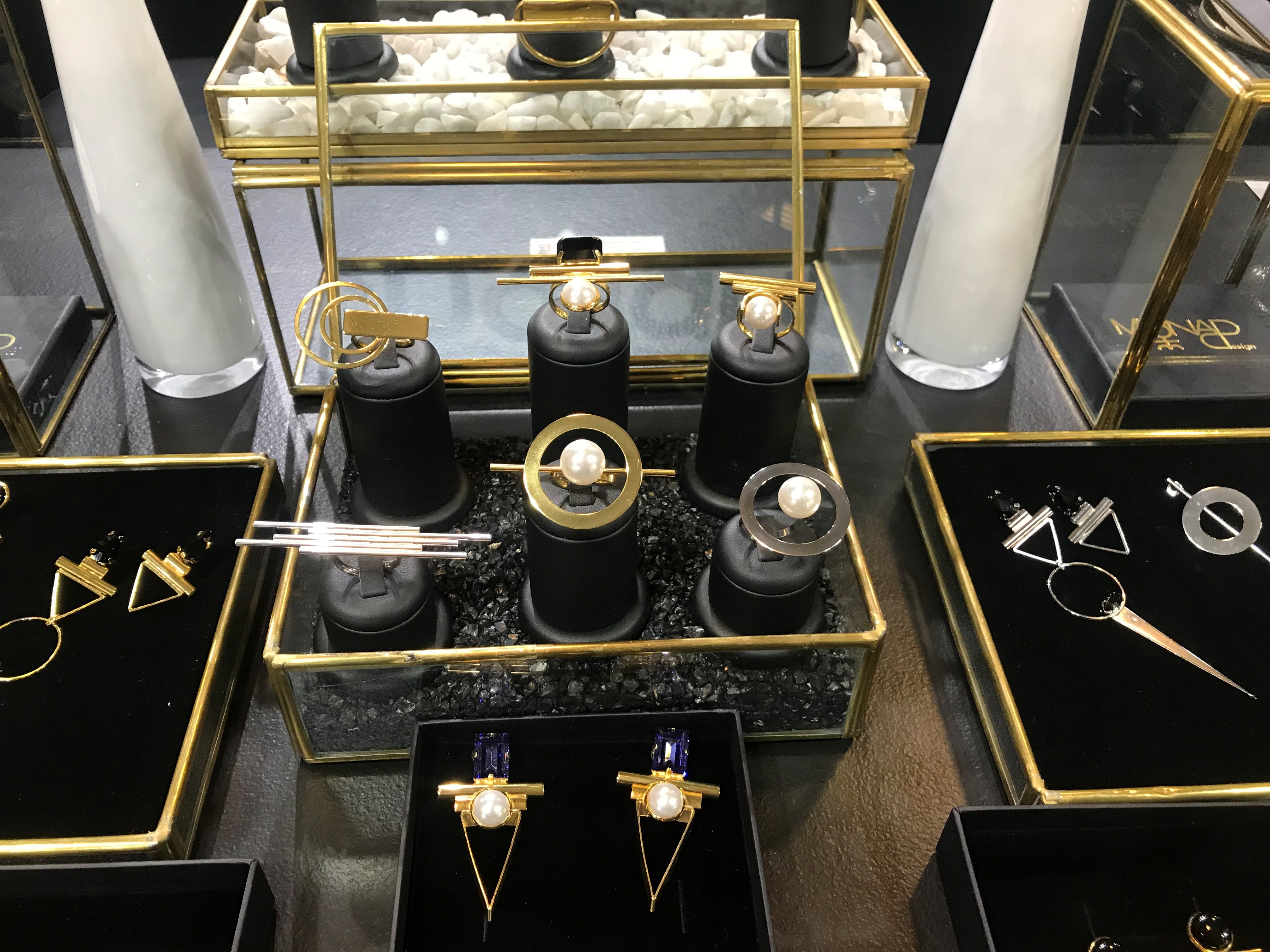 Bijoux de la marque Monad sur un stand du salon Bijorhca Paris 2020
