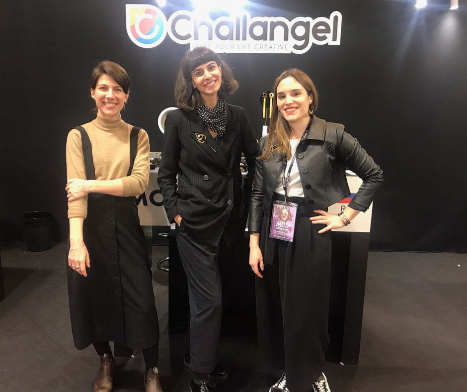3 créatrices de bijoux devant un stand Challangel au salon Bijorhca paris 2020