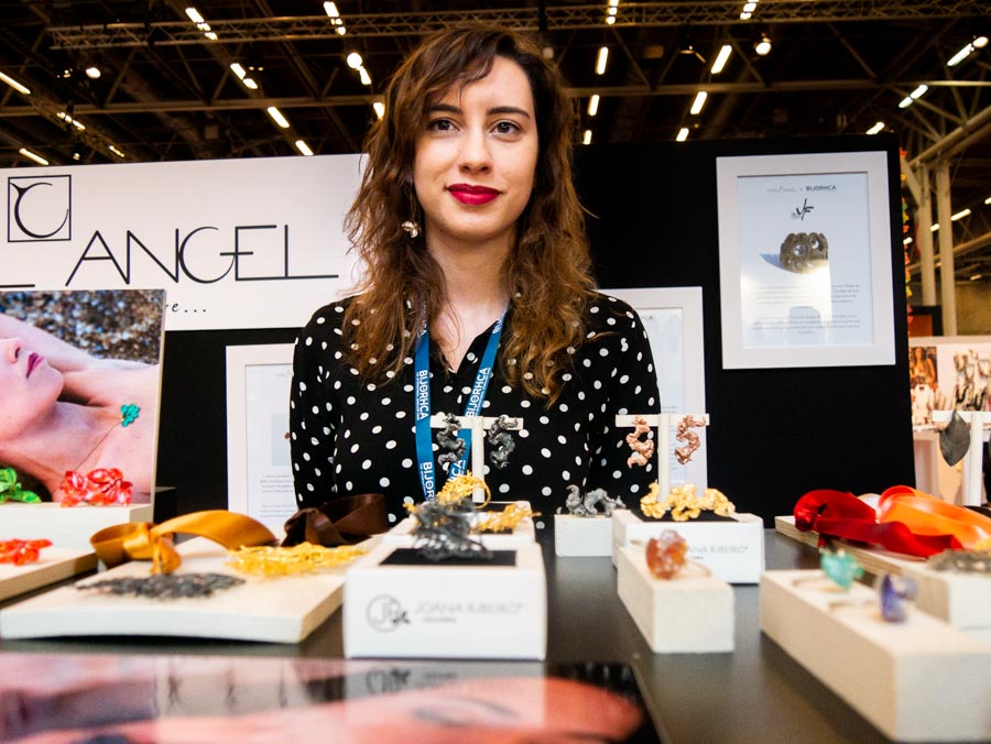 La créatrice de bijoux Joana Ribeiro pose derrière son stand Bijorhca