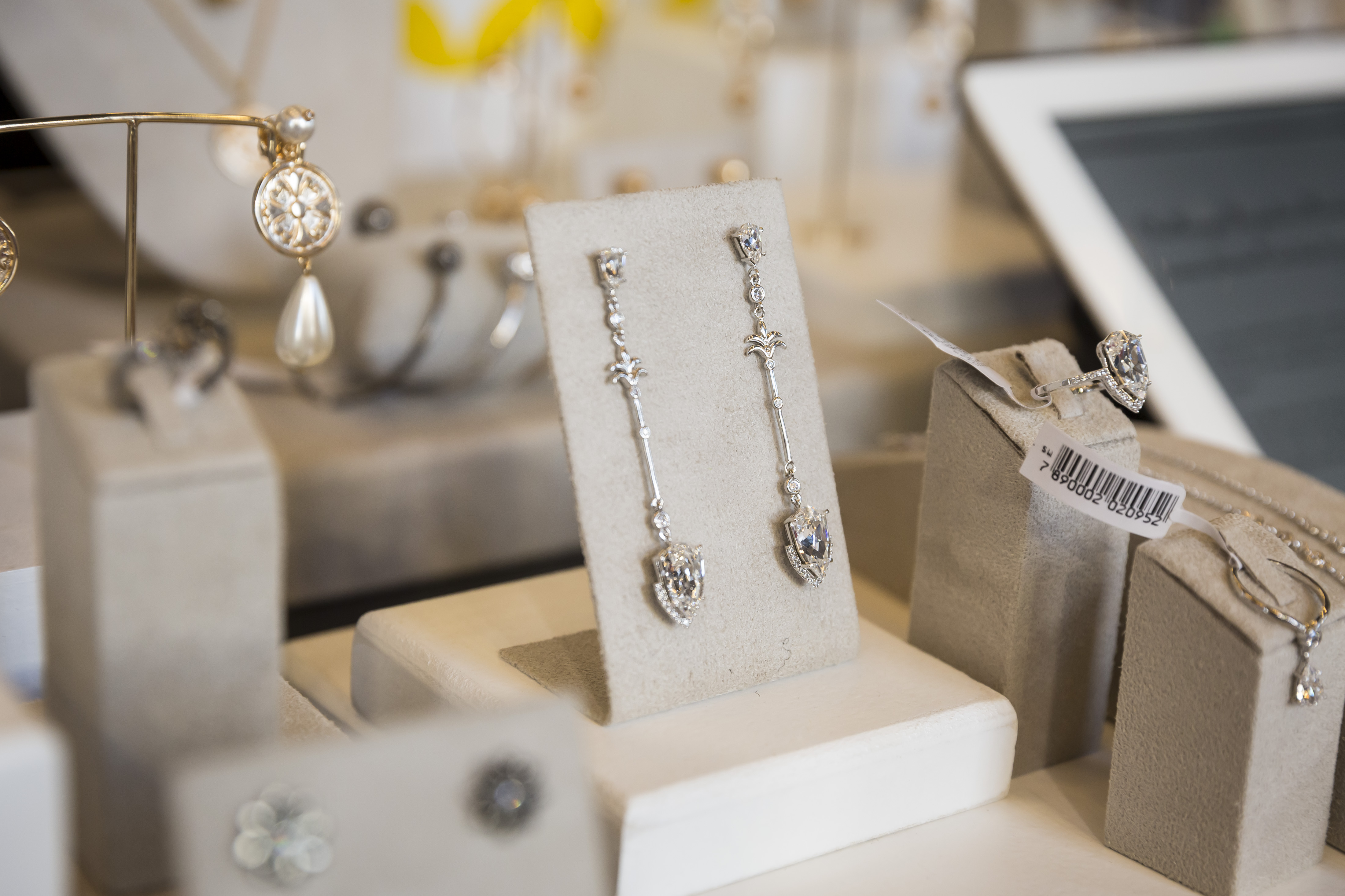 Les bijoux d'Esclada Design sont exposés sur son stand au salon Bijorhca