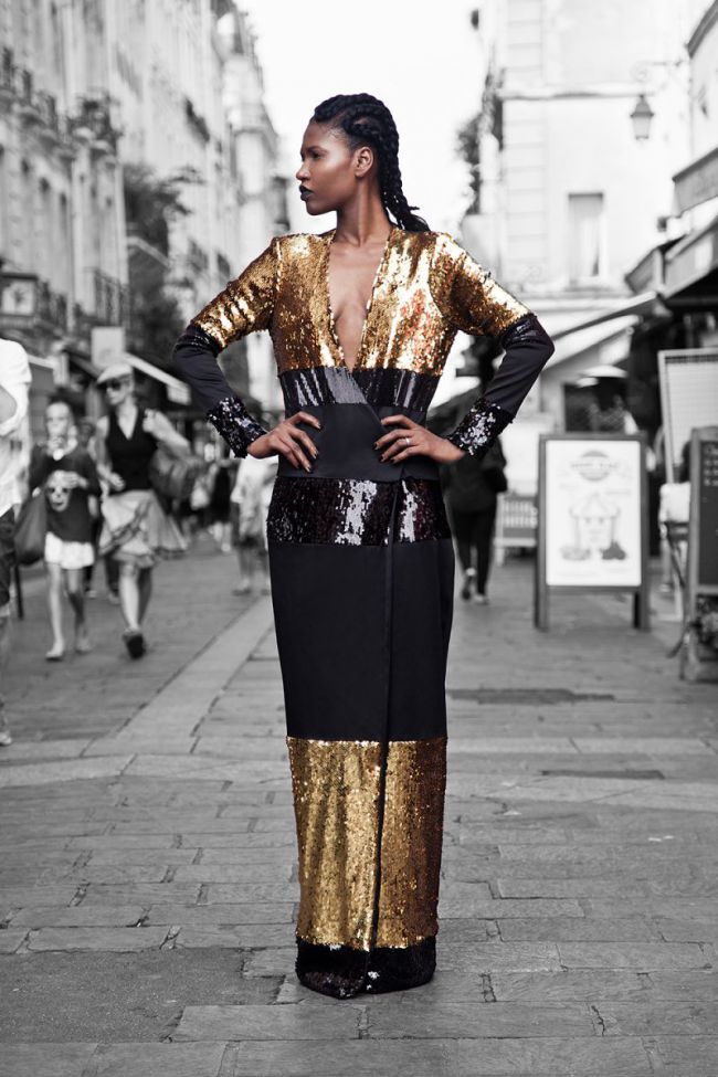 robe paillettes zino touafek noire et or portée par un mannequin sur un fond photo noir et blanc